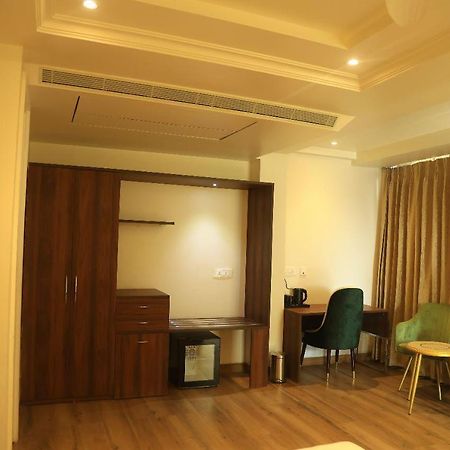 Sapphire Sky Hotel Dehradun Esterno foto