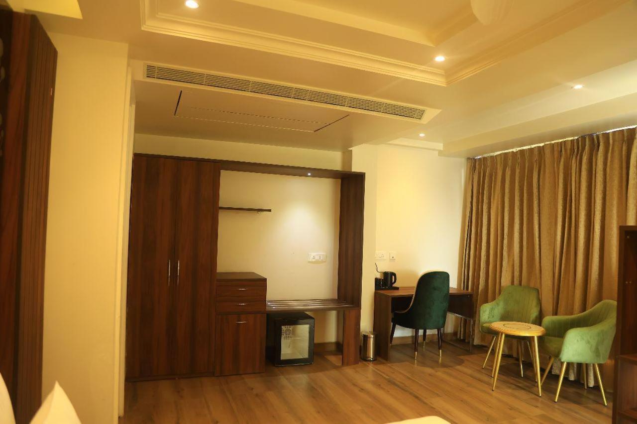 Sapphire Sky Hotel Dehradun Esterno foto